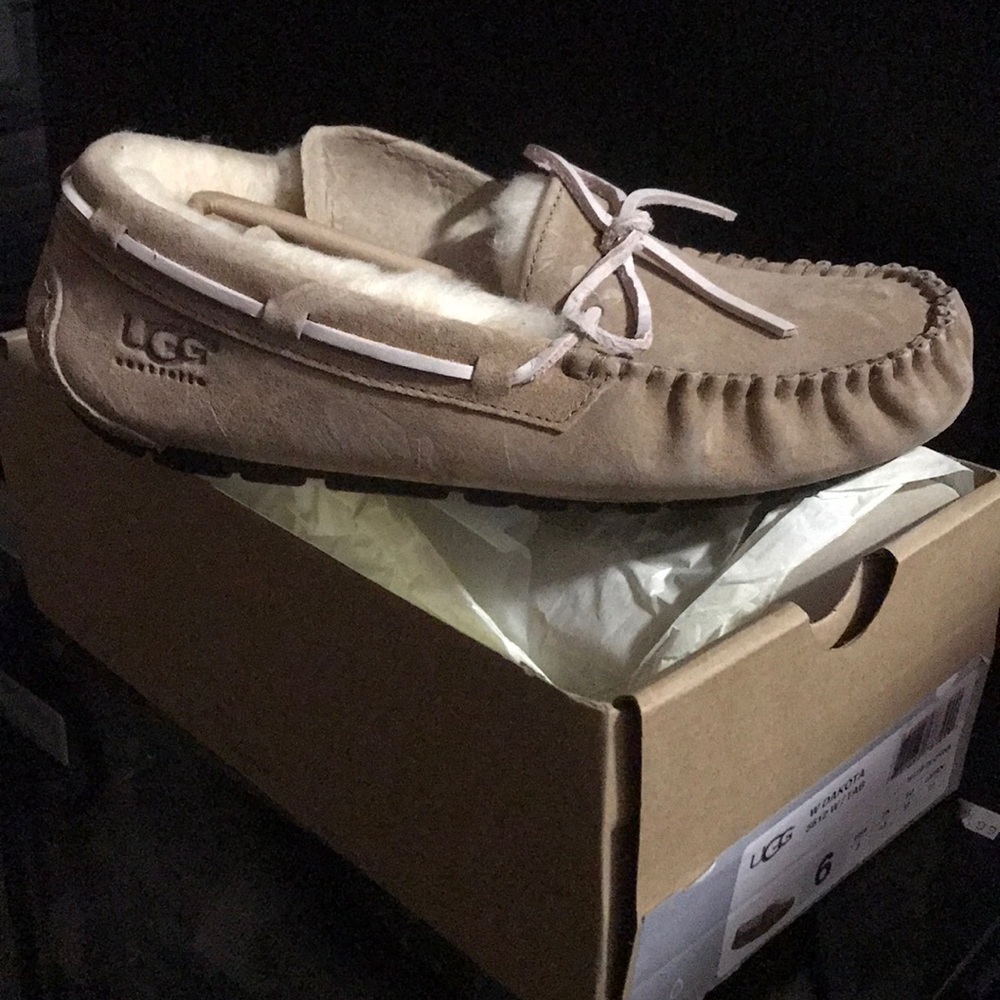 Ugg Dakota - Picture 1 of 4